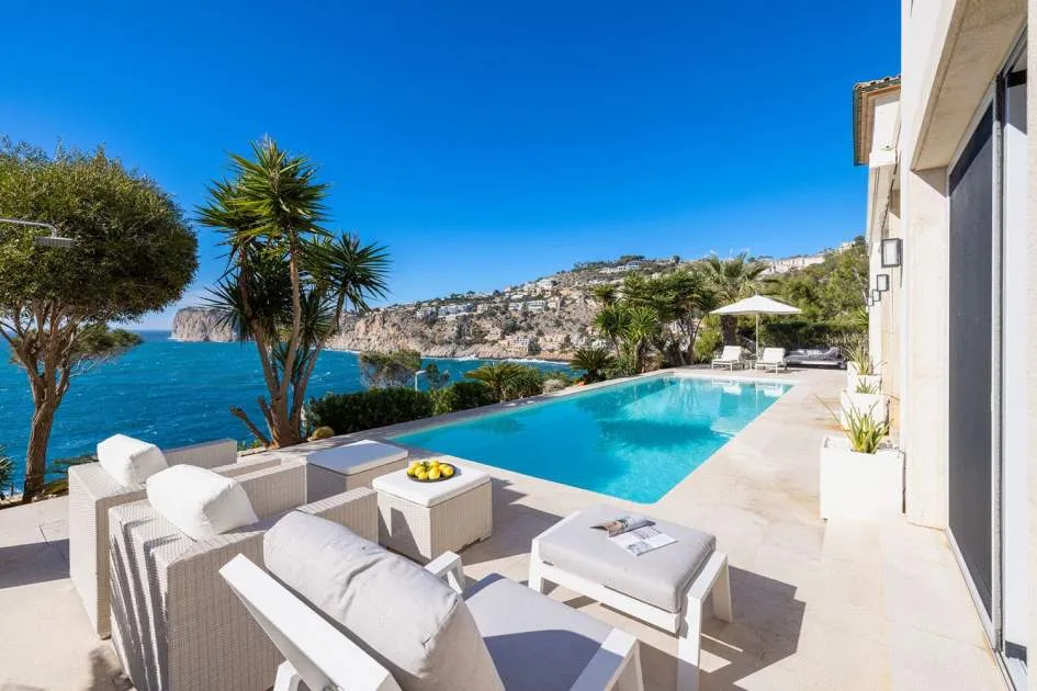 Prestigious luxury villa in an outstanding location with stunning views