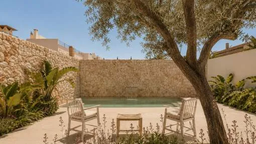 Mediterranean noblesse in : townhouse with patio, pool and far-reaching views