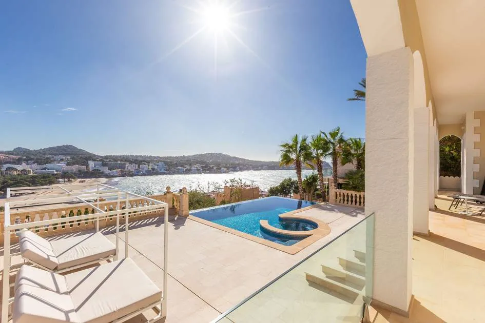 Prestigious villa with stunning views in a prime location Prestigious villa with stunning views in a prime location