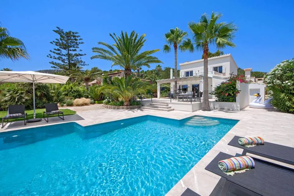 Elegant refurbished villa with harbour views and vacation rental license